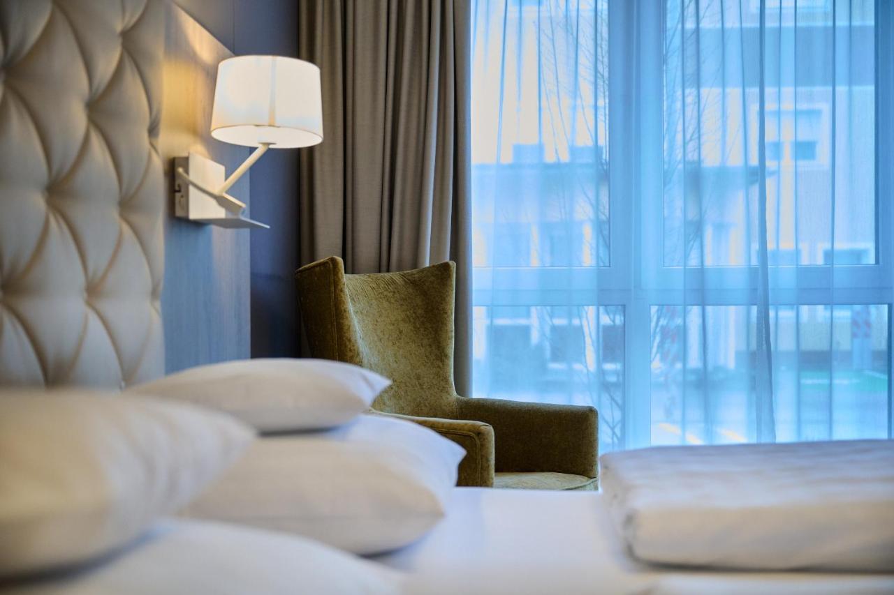 Hotel Am See นอยเทราบลิง ภายนอก รูปภาพ