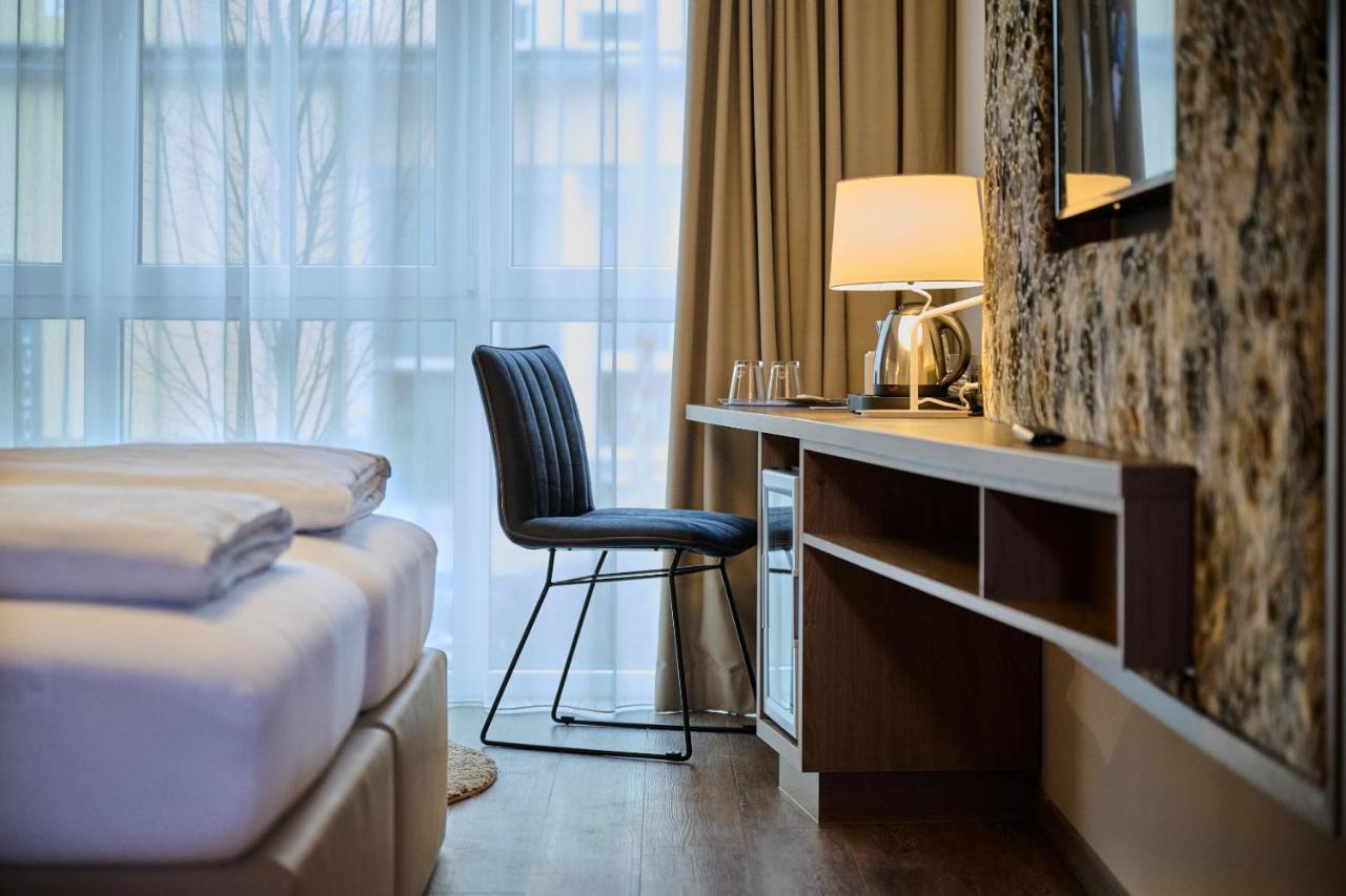 Hotel Am See นอยเทราบลิง ภายนอก รูปภาพ